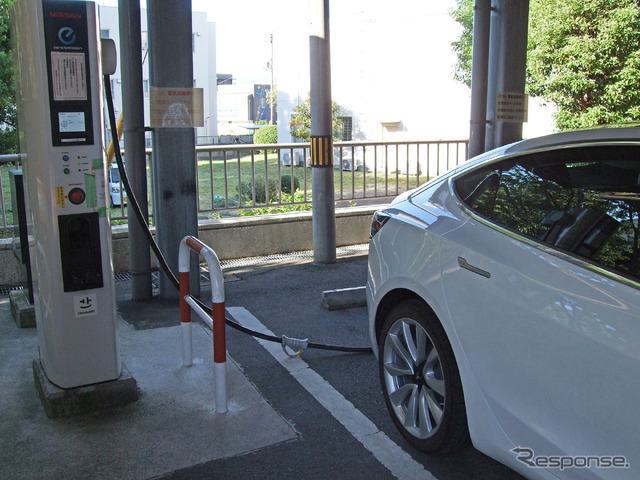 日本規格のCHAdeMO充電器も試した。日産製の出力44kW機。