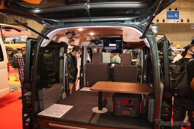 キャンピングカーの車内をWi-Fi空間にするサイバーナビ