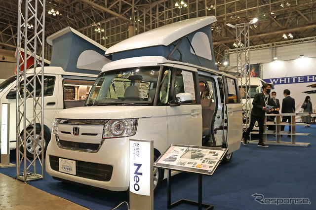 フロントに回転シートを備えたN-BOX Camper Neo(ホワイトハウス)。キャビンをいっぱいに使った広いベッド面も魅力のモデル。