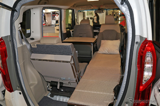フロントに回転シートを備えたN-BOX Camper Neo(ホワイトハウス)。キャビンをいっぱいに使った広いベッド面も魅力のモデル。