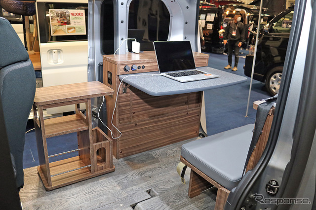 N-VANオフィスカー(ケイワークス)はその名の通り車内を使ったテレワークを可能にした仕様。1人用のベッドも展開できる。