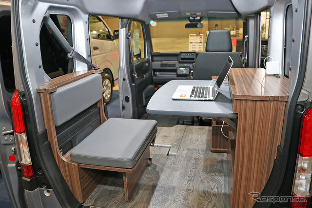 N-VANオフィスカー(ケイワークス)はその名の通り車内を使ったテレワークを可能にした仕様。1人用のベッドも展開できる。