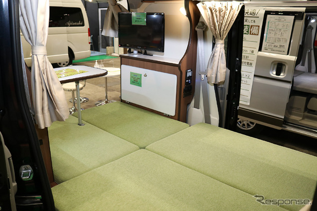 コレーガ アルファ(朝倉自動車商会)は走行充電やサブバッテリーなどを備え電装系の充実が特徴。シンプルなベッドも使いやすい。