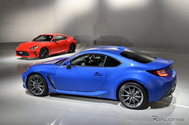 スバル BRZ(手前)とGR 86