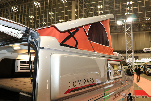 COMPASS(ホワイトハウス)はボディの右サイドにエクステンションボックスを備え室内空間を横方向に広げる効果を持つ。
