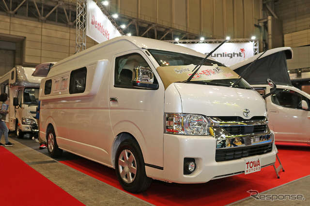 東和モータース販売のツェルトKlima(キリマ)は車載クーラーを標準装備したのが自慢。オーバーヘッドにビルトインされた室内機もスマート。