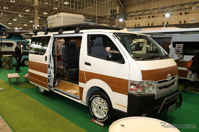 ダイレクトカーズのRetreat(リトリート)5DOOR。移動できる趣味の部屋をコンセプトに後部にローソファを設置する独特なレイアウト。