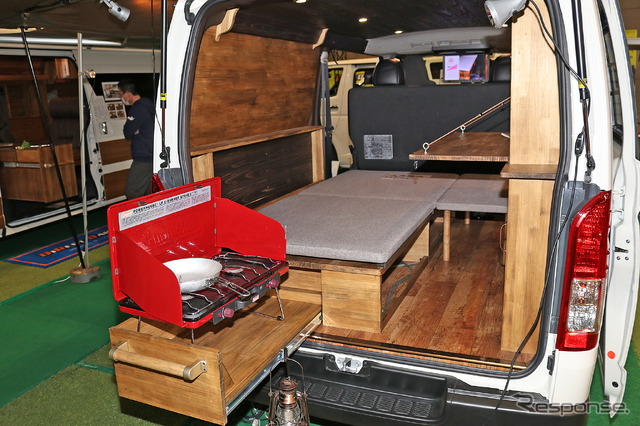 ダイレクトカーズのRetreat(リトリート)5DOOR。移動できる趣味の部屋をコンセプトに後部にローソファを設置する独特なレイアウト。