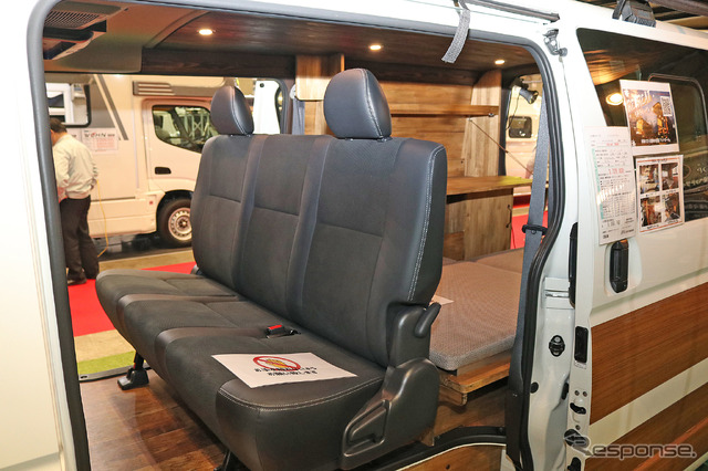 ダイレクトカーズのRetreat(リトリート)5DOOR。移動できる趣味の部屋をコンセプトに後部にローソファを設置する独特なレイアウト。
