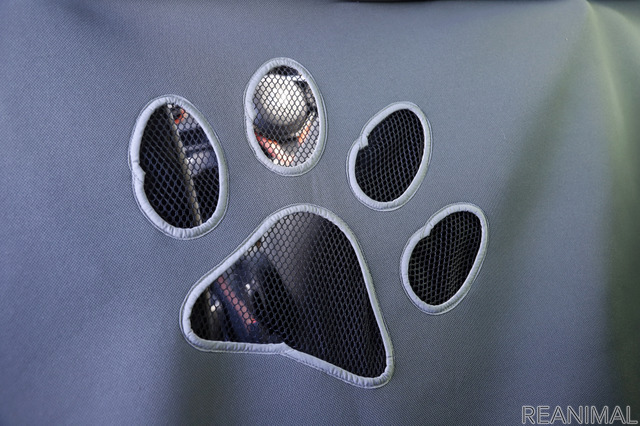 「ペットシートマット」は肉球型の大きなメッシュ窓付き。通気性を良くし、愛犬が運転席や助手席の様子を見ることができるようにという配慮もしている