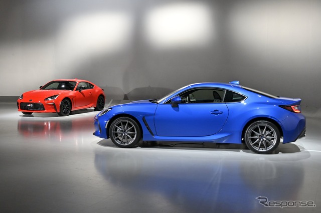 スバル 新型BRZ プロトタイプ(手前)、トヨタ GR86 プロトタイプ(奥)