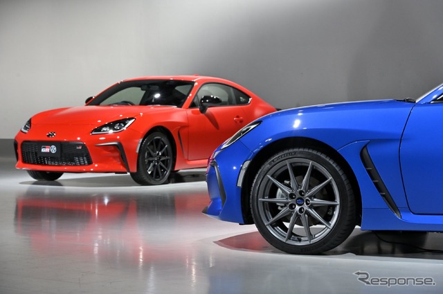 スバル 新型BRZ プロトタイプ(手前)、トヨタ GR86 プロトタイプ(奥)
