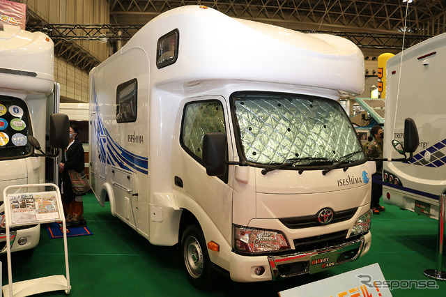 伊勢志摩(ダイレクトカーズ)と名付けられたキャブコン。後部に常設の2段ベッド、バンクベッドも備えリビングアレンジ無くても就寝が可能な設定。