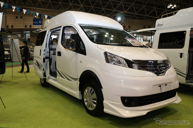 AtoZが展示したAnna N。NV200にハイルーフを装備した広い空間が魅力。L型のリビングも天井高のおかげで圧迫感を感じない。