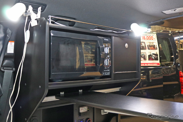 バンテックニイガタのミニバンキャンパーMR。その名の通りエスクァイヤをベースにした車中泊仕様。後席以降をフラットにできるベッドに注目。