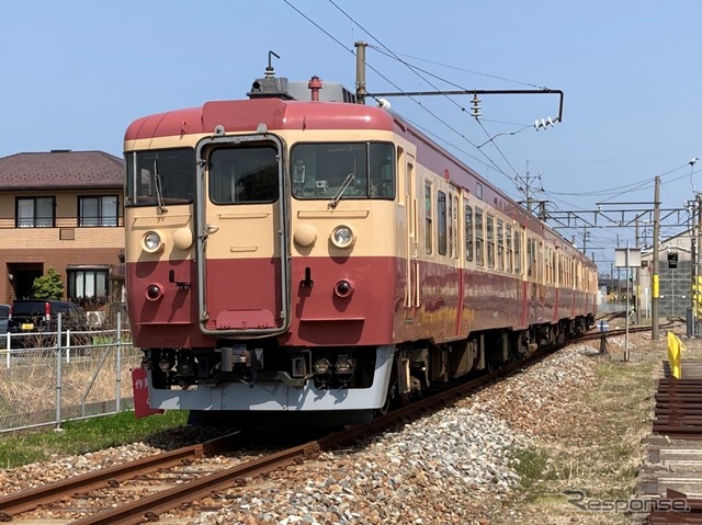 えちごトキめき鉄道がJR西日本から購入した413系電車もお披露目される。元は急行型交直両用電車455・475系だったため、このような国鉄急行色に塗り替えられた。追加で購入したクハ455-701とともに4両で観光列車に充当されるという。車内見学も可能。