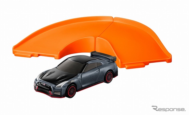 カーブ道路&日産 GT-R (c) TOMY