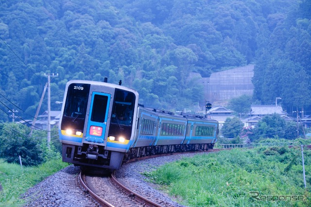 土讃線の2000系気動車。編成最後尾が半室グリーン車の2000形、最後尾から2両目が運転台のない2200形。