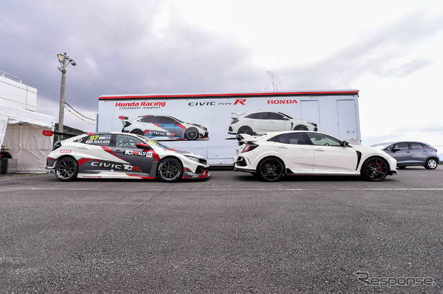 ホンダ シビック TCR(左)と ホンダ シビック タイプR(右)
