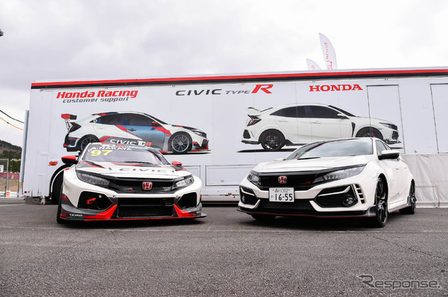 ホンダ シビック TCR(左)と ホンダ シビック タイプR(右)