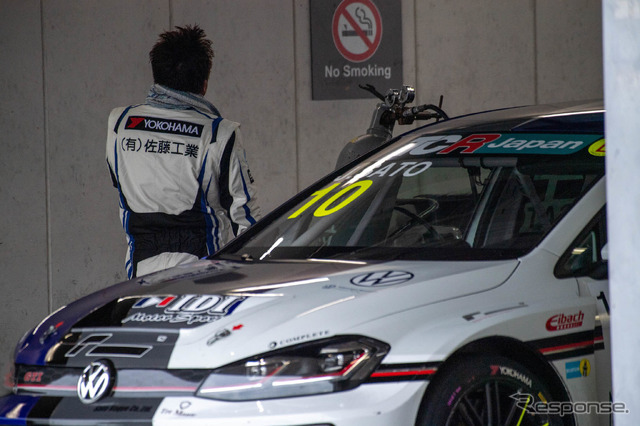 #10 佐藤潤選手(フォルクスワーゲン ゴルフ GTI TCR)
