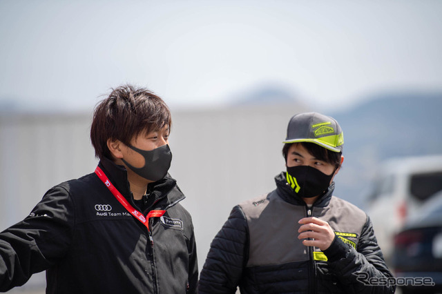 #21 藤井優紀選手(右)
