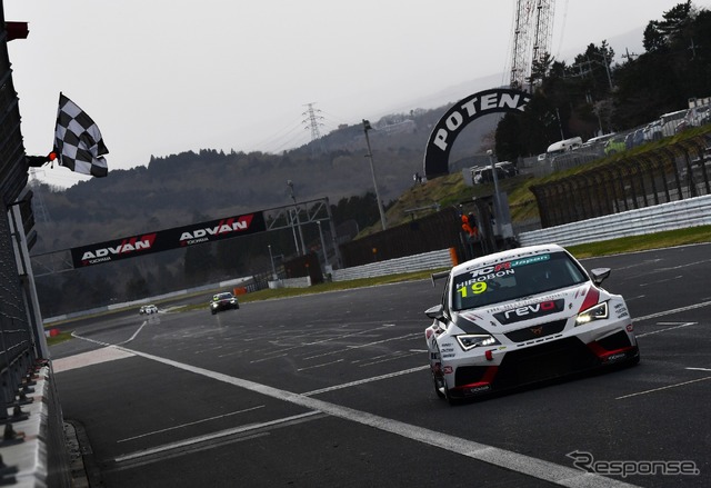 トップでチェッカーフラッグを受ける#19 HIROBON選手(クプラ TCR)