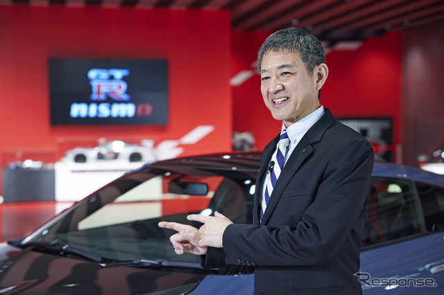 日産　GT-R NISMO 2022年モデルと田村宏志チーフ・プロダクト・スペシャリスト