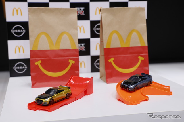 トミカハッピーセット:金色とNISMOステルスグレーの、2バージョンが用意されたトミカ。