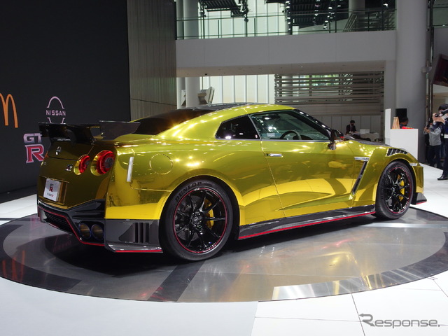 日産GT-R NISMO 2022年型ゴールド仕様