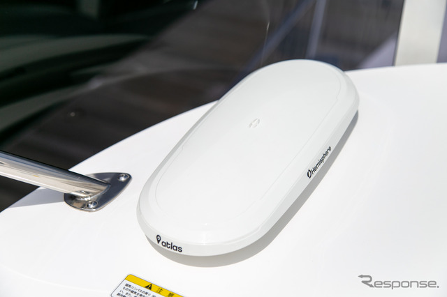 操縦席に取り付けられたGPS。TDSのため、通常のものより大型となっている(ジャパンインターナショナルボートショー2021)。