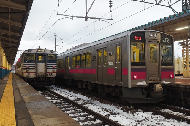 羽越本線の701系普通列車（右）。2020年1月1日。