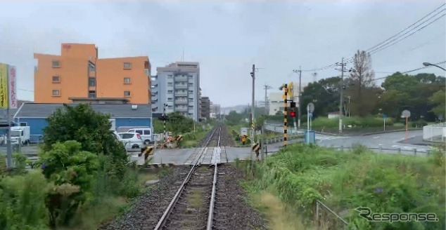 地上既存路線:香椎線の写真(踏切有、隔壁無し)