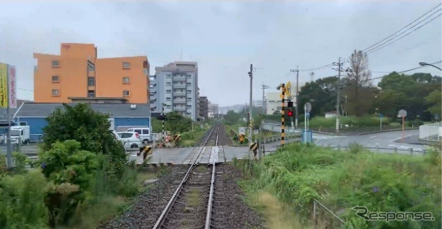 地上既存路線：香椎線の写真（踏切有、隔壁無し）