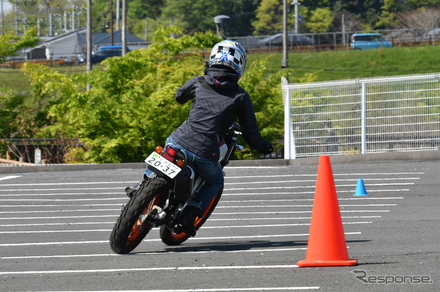 2本目は車体も寝かせながら、しっかりとGが出る走りを