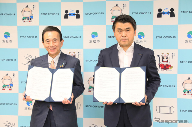 2020年10月23日におこなわれた博報堂と浜松市の連携協定締結式。鈴木康友浜松市長（左）と名倉健司博報堂執行役員
