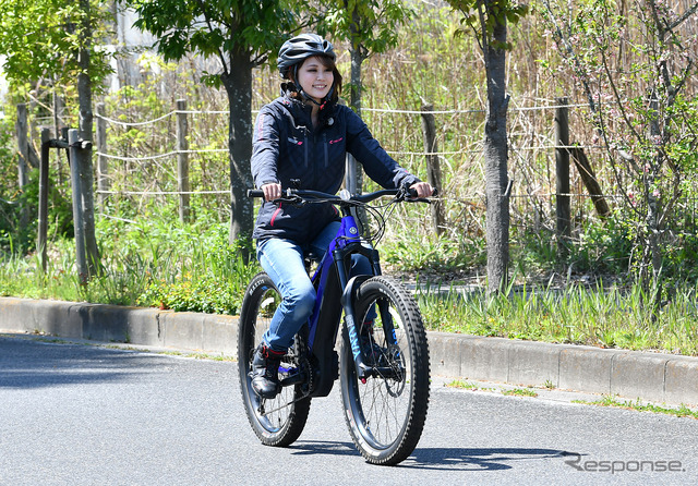 ヤマハのスポーツ電動アシスト自転車『YPJ-MT Pro』に小鳥遊レイラさんがプチ試乗