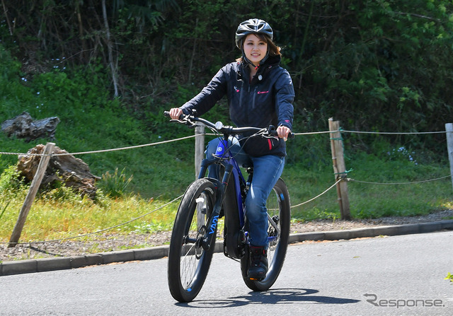 ヤマハのスポーツ電動アシスト自転車『YPJ-MT Pro』に小鳥遊レイラさんがプチ試乗