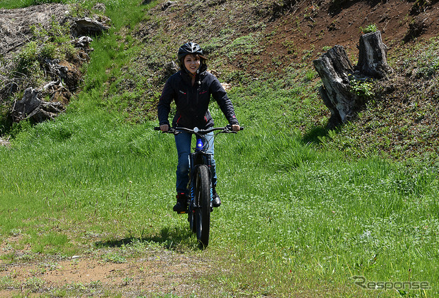 ヤマハのスポーツ電動アシスト自転車『YPJ-MT Pro』に小鳥遊レイラさんがプチ試乗