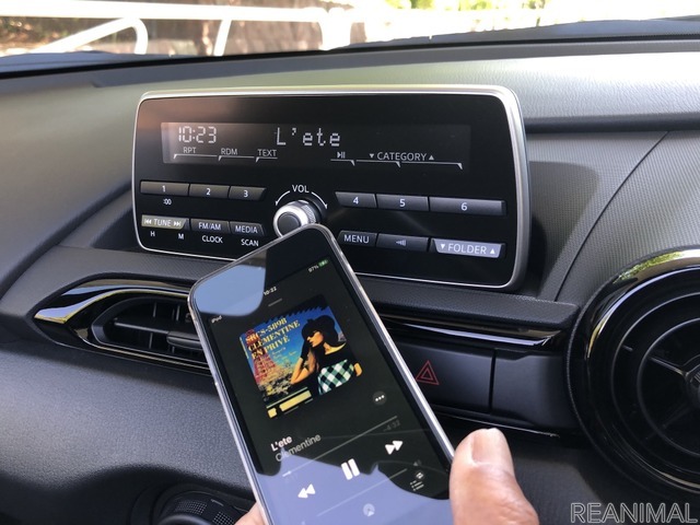 ボサノヴァを収めた愛用のiPod touchを繋いで聴きながらドライブ