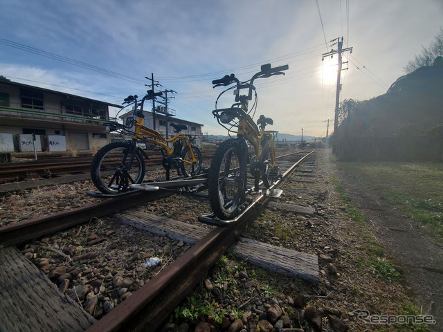 レール上を2人1組で自転車を漕ぐ、くま川鉄道のレールサイクル。