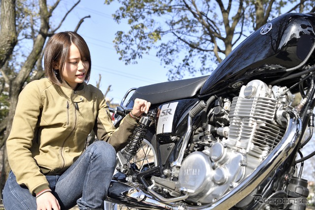 ヤマハ SR400と小鳥遊レイラさん