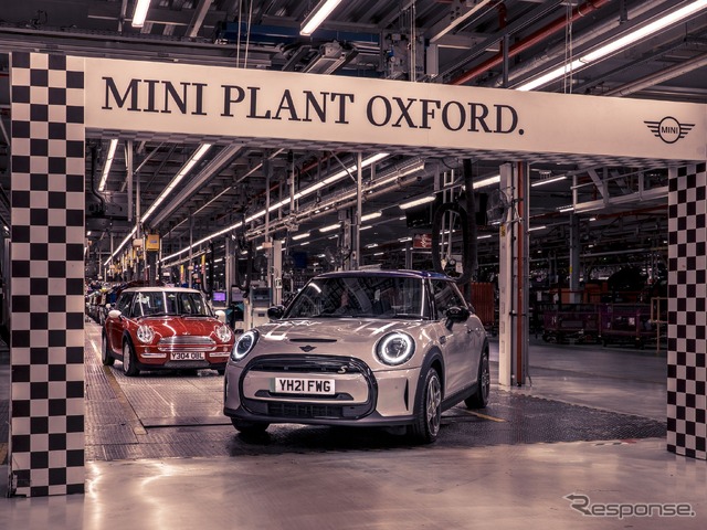 MINI ハッチバック のEV「クーパーSE」と初代MINI。英国オックスフォード工場