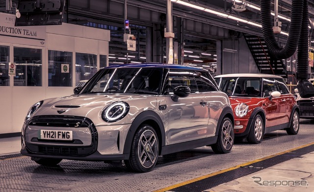 MINI ハッチバック のEV「クーパーSE」と初代MINI。英国オックスフォード工場