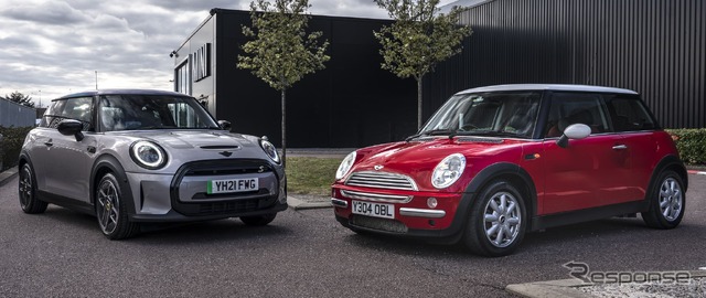 MINI ハッチバック のEV「クーパーSE」と初代MINI。英国オックスフォード工場