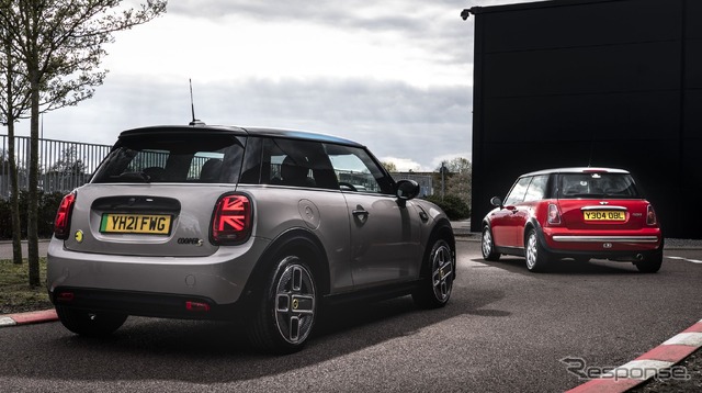 MINI ハッチバック のEV「クーパーSE」と初代MINI。英国オックスフォード工場