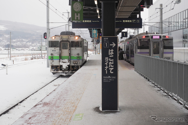 新函館北斗駅に並ぶ下り普通列車(左)と上りの『はこだてライナー』。新幹線から函館市内へのアプロ―チとなる函館~新函館北斗間も存廃の対象に入っているが、この区間の鉄道存続だけでも10億円前後の単年度赤字が見込まれる。