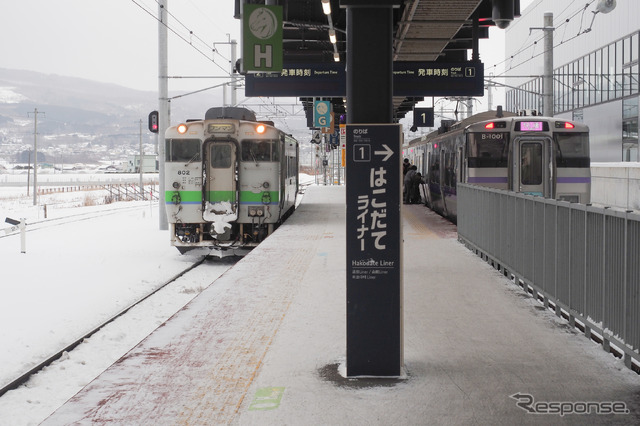 新函館北斗駅に並ぶ下り普通列車（左）と上りの『はこだてライナー』。新幹線から函館市内へのアプロ―チとなる函館～新函館北斗間も存廃の対象に入っているが、この区間の鉄道存続だけでも10億円前後の単年度赤字が見込まれる。