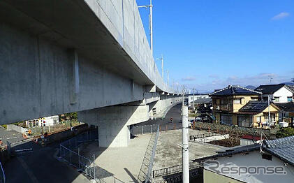 西九州新幹線新大村駅の高架橋。同駅は大村線竹松~諏訪間に位置する新在併設駅。2021年3月。