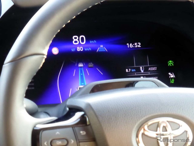 Advanced Driveでハンズオフ走行を可能とした状態。走行車線がブルーになっている